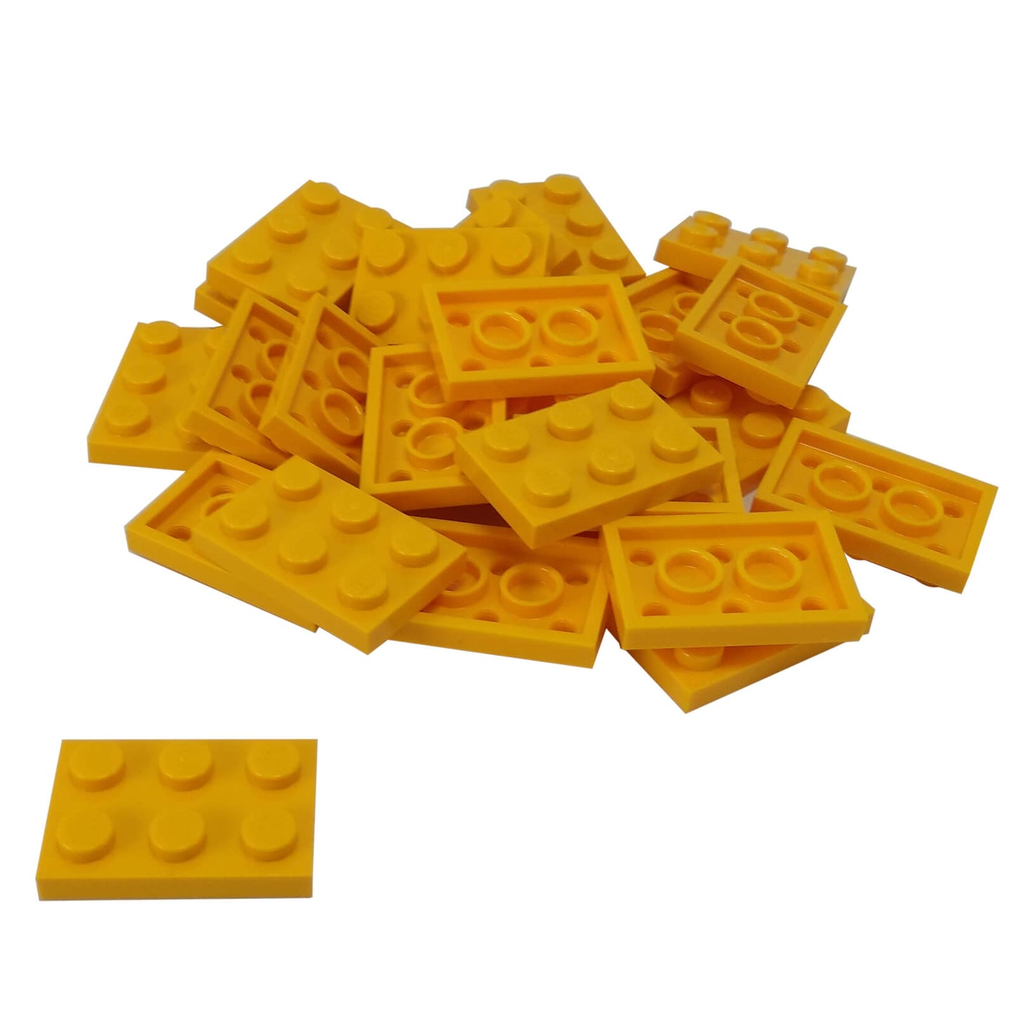 LEGO® Placa 2x3 de plástico duradero color naranja brillante claro, ideal para construcciones estructurales, bases y conexiones MOC versátiles.
