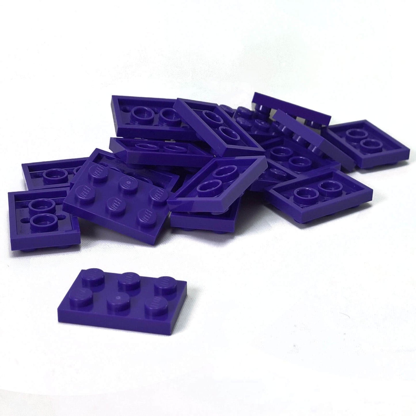 LEGO® Placa 2x3 de plástico duradero color púrpura oscuro, ideal para construcciones estructurales, bases y conexiones MOC versátiles.
