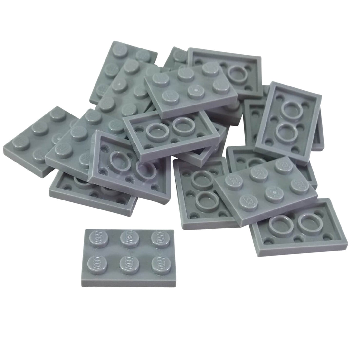 LEGO® Placa 2x3 de plástico duradero color gris azulado claro, ideal para construcciones estructurales, bases y conexiones MOC versátiles.
