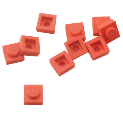 LEGO® Placa 1x1 en coral, un elemento básico versátil ideal para detalles, espaciado y conexiones precisas de MOC.
