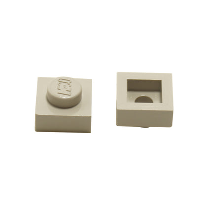 LEGO® Placa 1x1 en Gris Claro, un elemento básico versátil ideal para detalles, espaciado y conexiones precisas de MOC.

