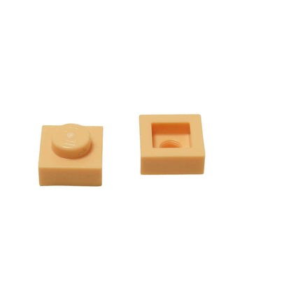LEGO® Placa 1x1 en nougat claro, un elemento básico versátil ideal para detalles, separación y conexiones precisas de MOC.
