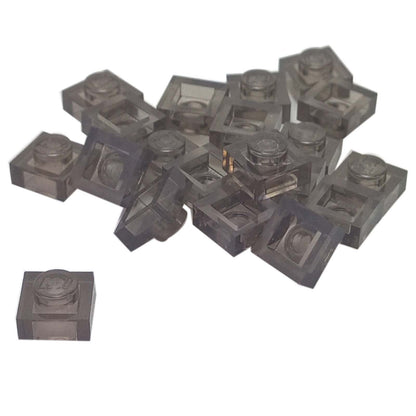 LEGO® Placa 1x1 en negro transparente, un elemento básico versátil ideal para detalles, espaciado y conexiones precisas de MOC.
