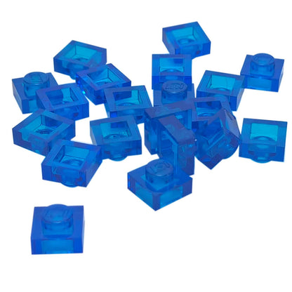 LEGO® Placa 1x1 en azul transparente, un elemento básico versátil ideal para detalles, espaciado y conexiones precisas de MOC.
