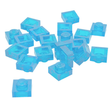 LEGO® Placa 1x1 en azul claro transparente, un elemento básico versátil ideal para detalles, espaciado y conexiones precisas de MOC.
