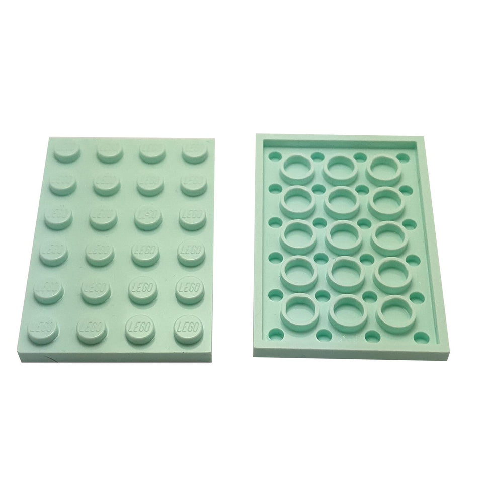 LEGO® Piastra 4 x 6 (3032) in forma rettangolare standard per costruire basi, piattaforme e supporto strutturale in azzurro chiaro.