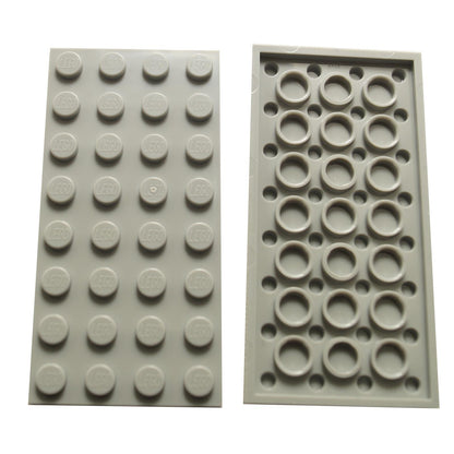 LEGO® Piastra 4 x 8 (3035) pezzo base rettangolare per creare piattaforme robuste e supporto strutturale in grigio chiaro.