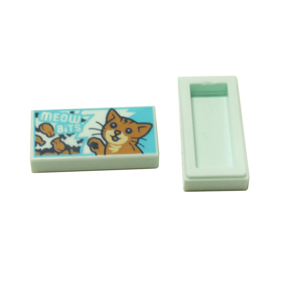 Плитка LEGO® Meow Bits Cat Food 1x2 с принтом в светлых тонах Аквамарин, с детальным принтом в стиле коробки с едой, идеально подходящим для сцен с домашними животными и самодельных видеороликов.
