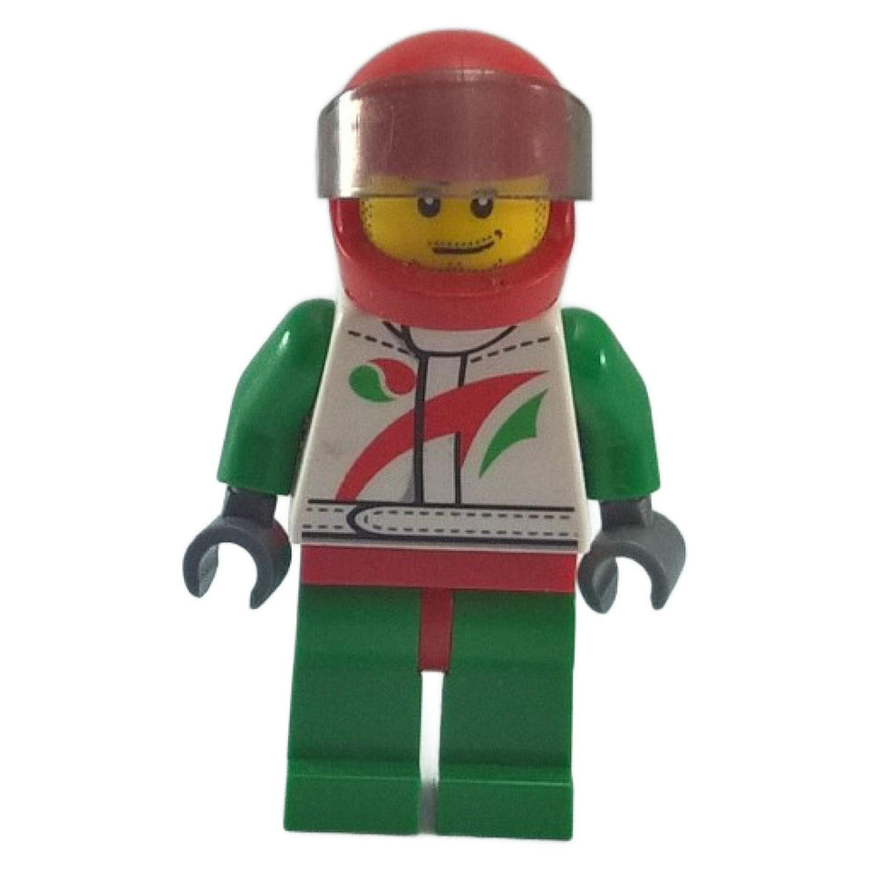 Piloto de carreras con traje de carreras blanco de Octan y casco rojo 