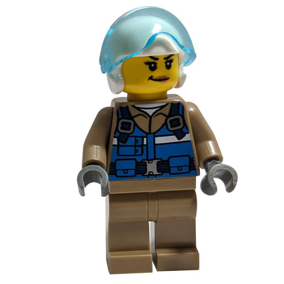Piloto de Rescate de Vida Silvestre - Mujer, Azul Chaleco, Blanco Casco, Tan Oscuro Piernas, Sonrisa