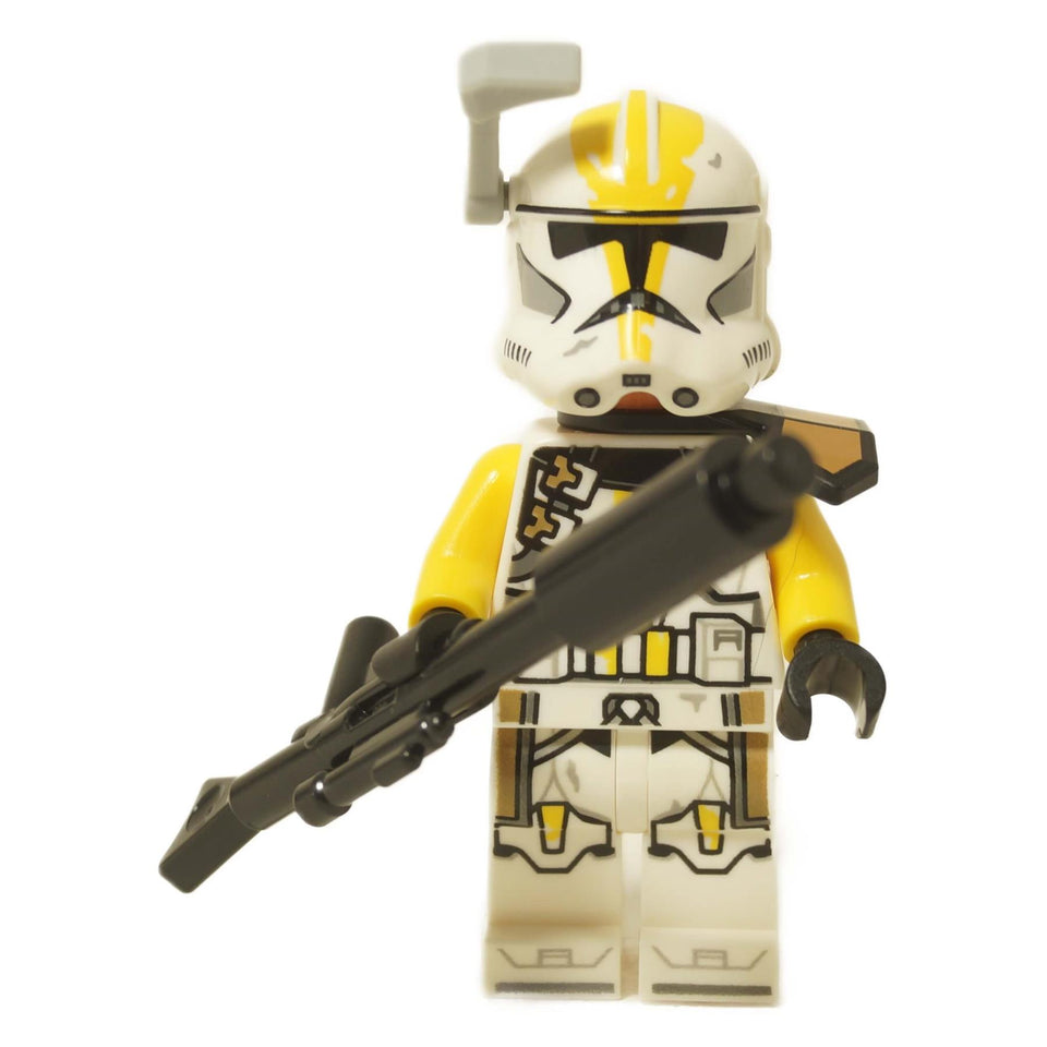LEGO 327th Star Corps Clone Specialist minifigure with rangefinder, long-range blaster, foil pauldron, and printed kama.