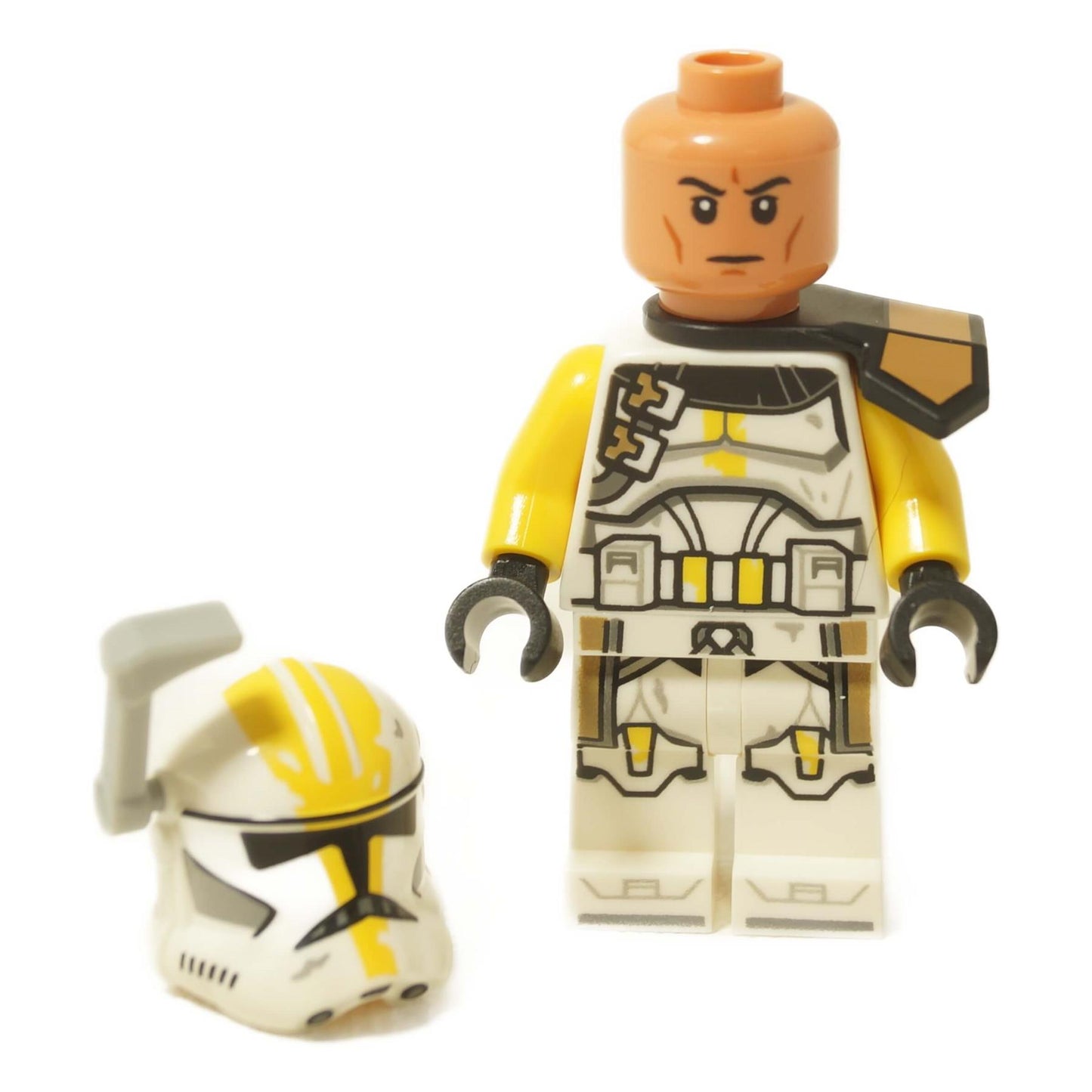 Minifigura LEGO 327th Star Corps Clone Specialist con visor, bláster de largo alcance, hombrera de foil y kama impreso sin casco.