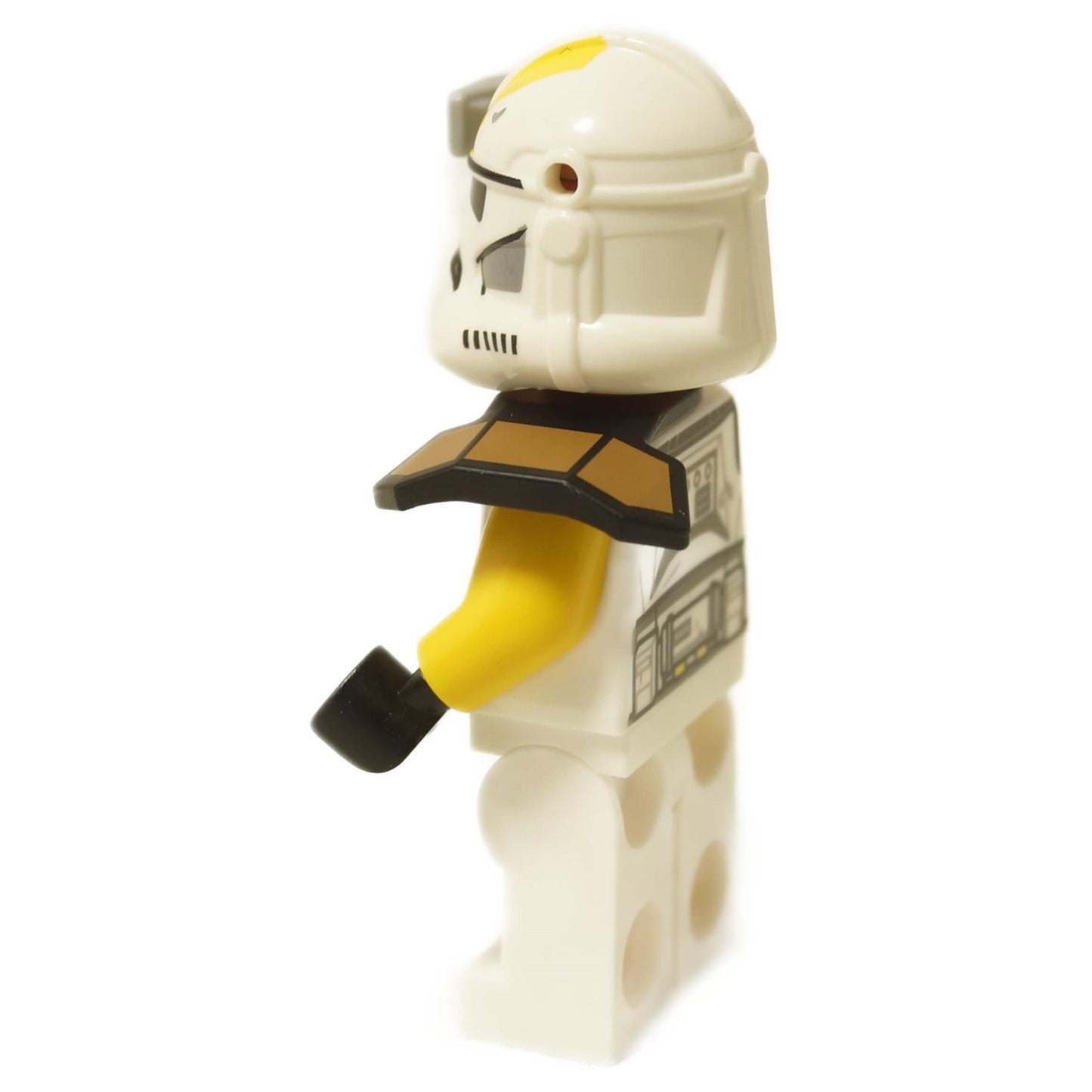 Minifigura LEGO 327th Star Corps Clone Specialist con visor, bláster de largo alcance, hombrera de foil y kama impreso, vista lateral desde la parte trasera.