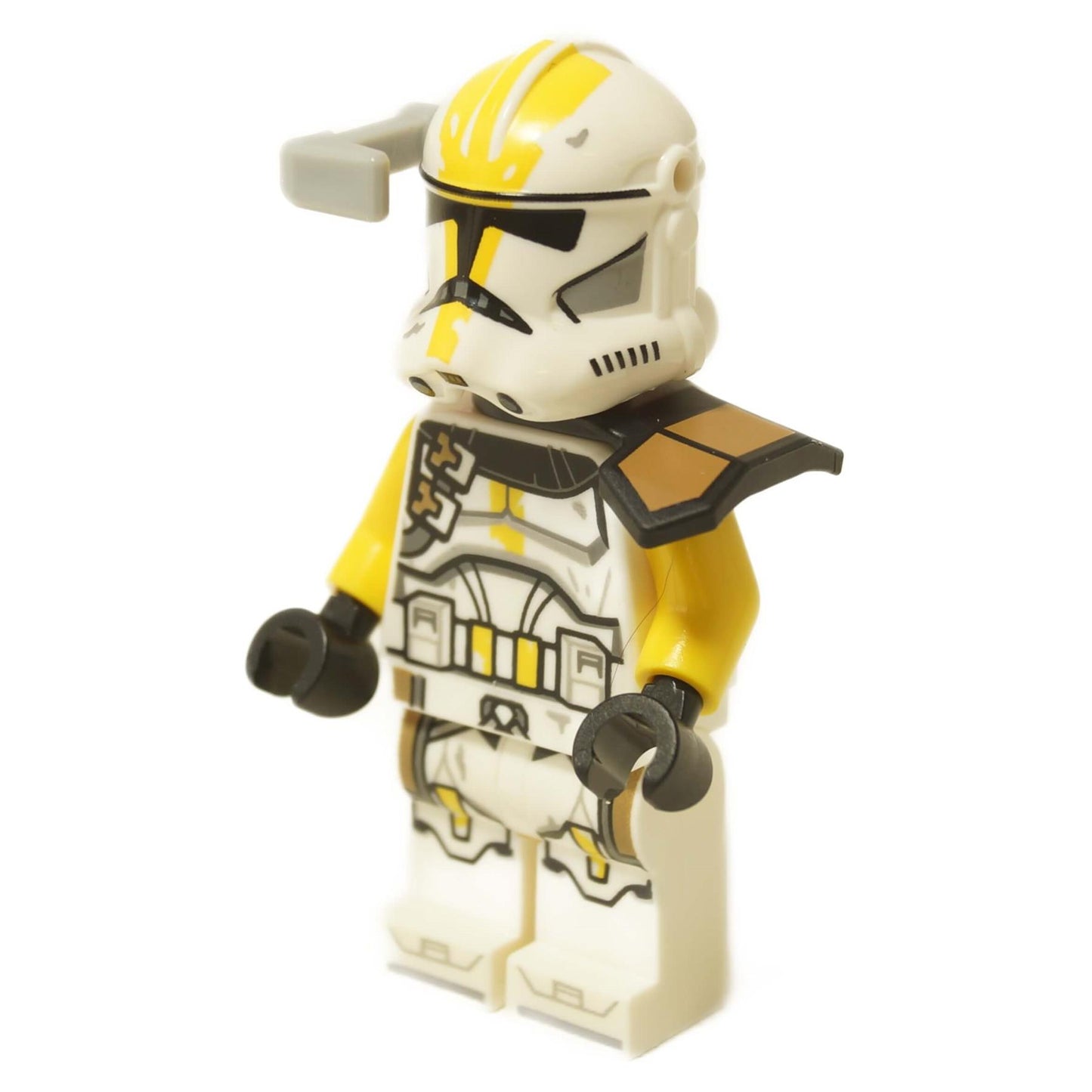 Minifigura LEGO 327th Star Corps Clone Specialist con visor, bláster de largo alcance, hombrera de foil y kama impreso en vista lateral.