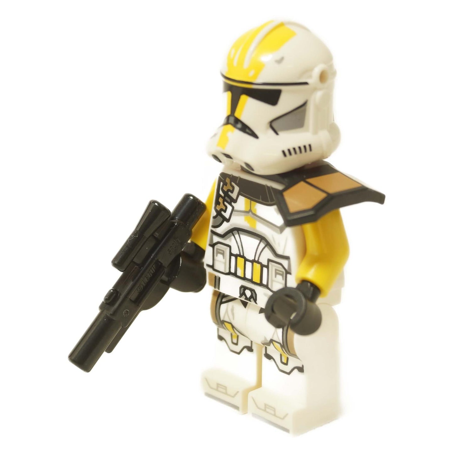 LEGO 327. legioonan kloonisotilaan minihahmo nykyaikaisessa Vaihe 2 -haarniskassa, jossa on keltaiset merkinnät, folio pauldron ja painettu kama sekä blasteri.