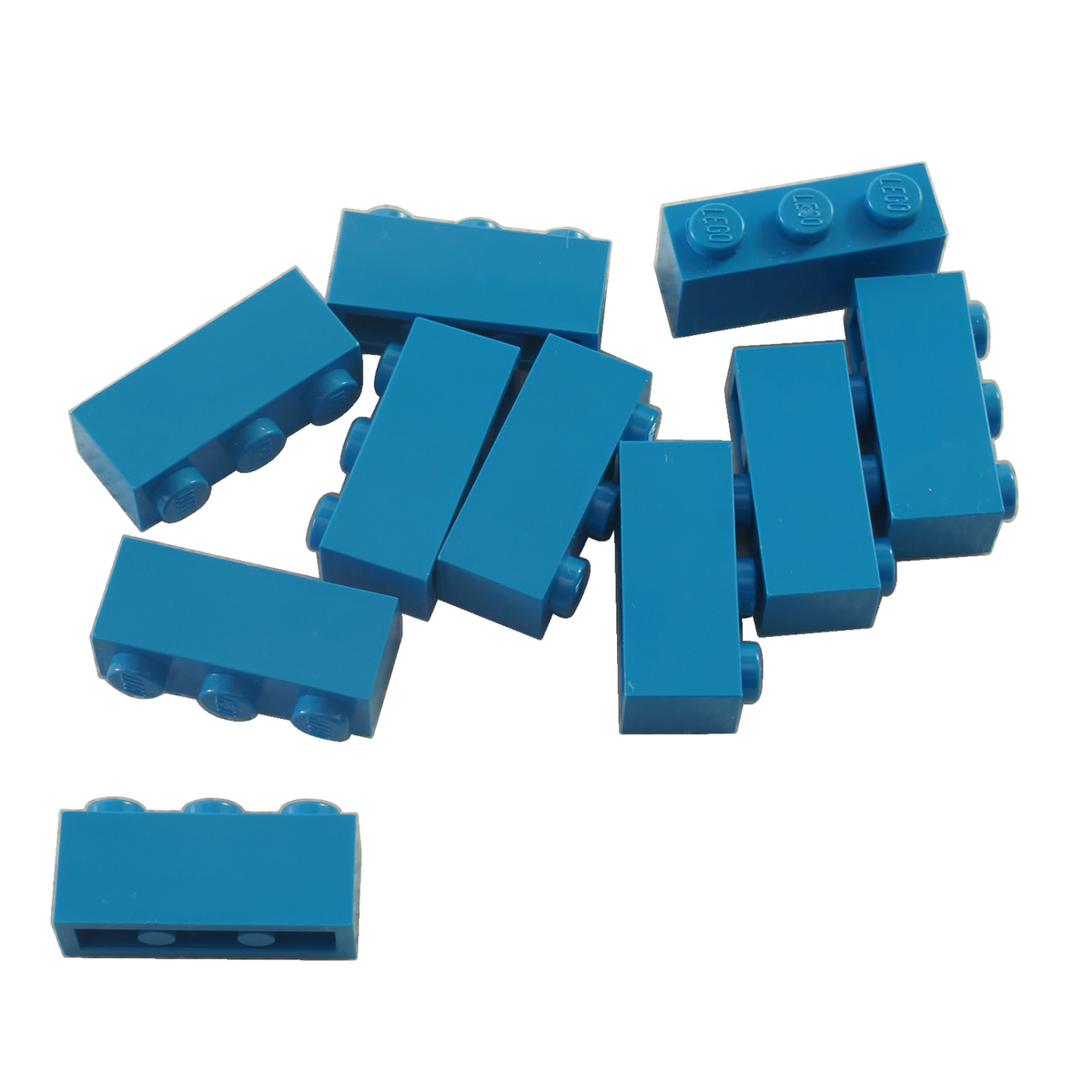 ®ليغو طوبة 1 × 3 (3622) طوبة مستطيلة قياسية للبناء للتخطيطات الهيكلية والبناء التفصيلي باللون الأزرق الداكن.
