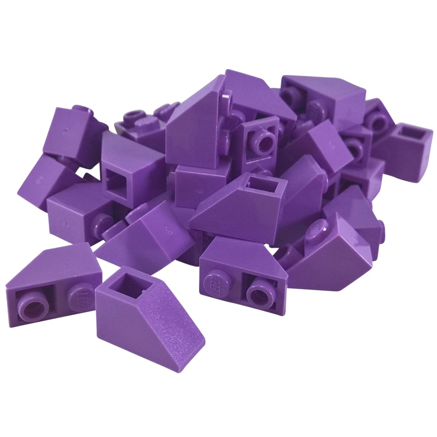 LEGO® pieza de pendiente invertida de 45 grados 2x1 3665 utilizada para detalles angulados y modelado en la parte inferior, lavanda media
