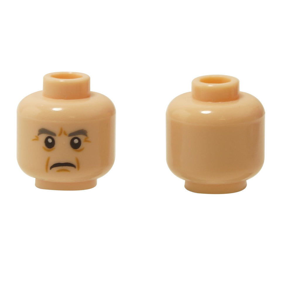 Vista frontale e laterale alternativa della testa del minifigure LEGO® (3626pb2156) in nougat chiaro, che presenta un volto serio con rughe espressive sopra gli occhi e un piccolo fossetto sul mento.