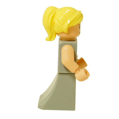 Seitenansicht der LEGO Fleur Delacour Mini-Puppe, die den nach hinten gekämmten gelben Pferdeschwanz und das abfallende Kleidungsstück zeigt.