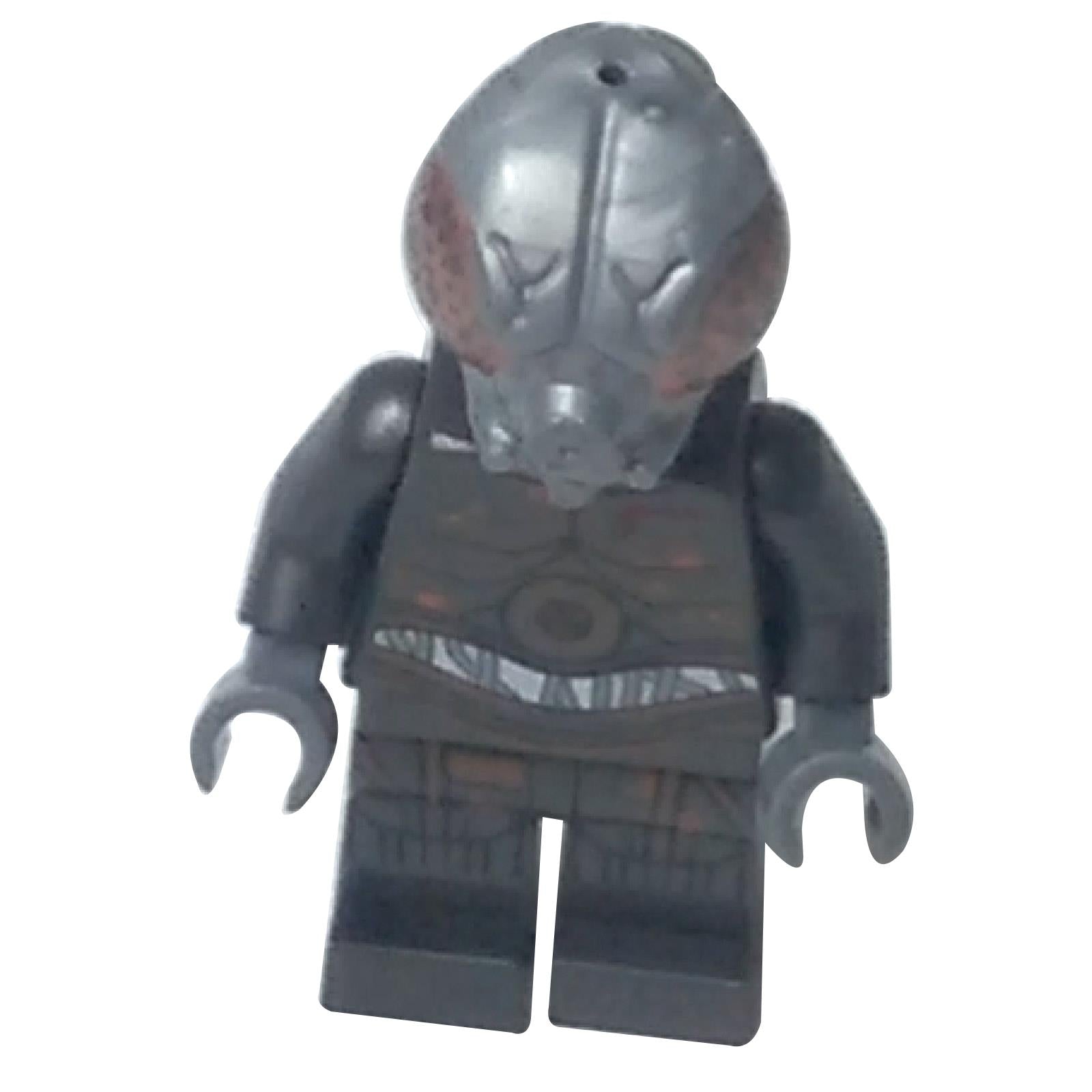 Minifigura del droide 4-LOM vista frontale con testa argentata metallica, stampa scura sul torso e gambe scure
