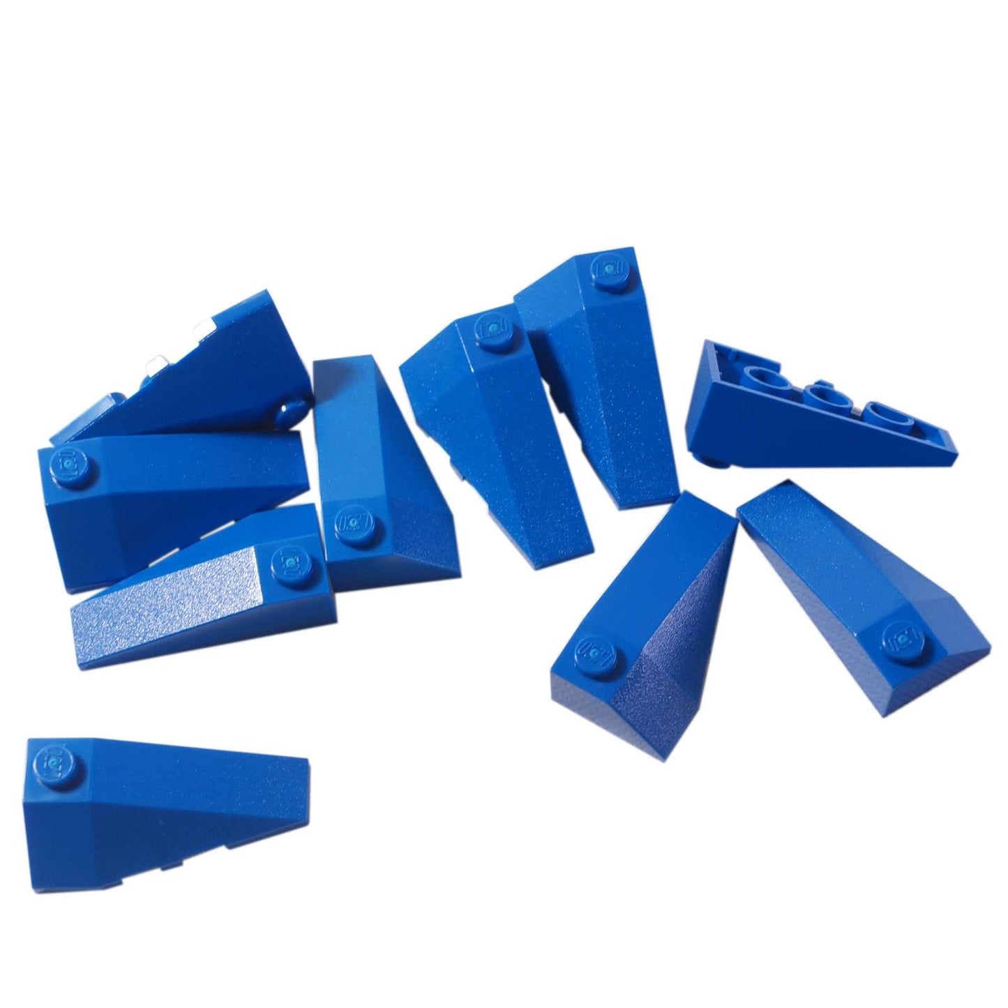 LEGO® pièce en coin 4x2 triple droite inclinée 43711 utilisée pour le détail angulaire sur les véhicules et les constructions, bleu
