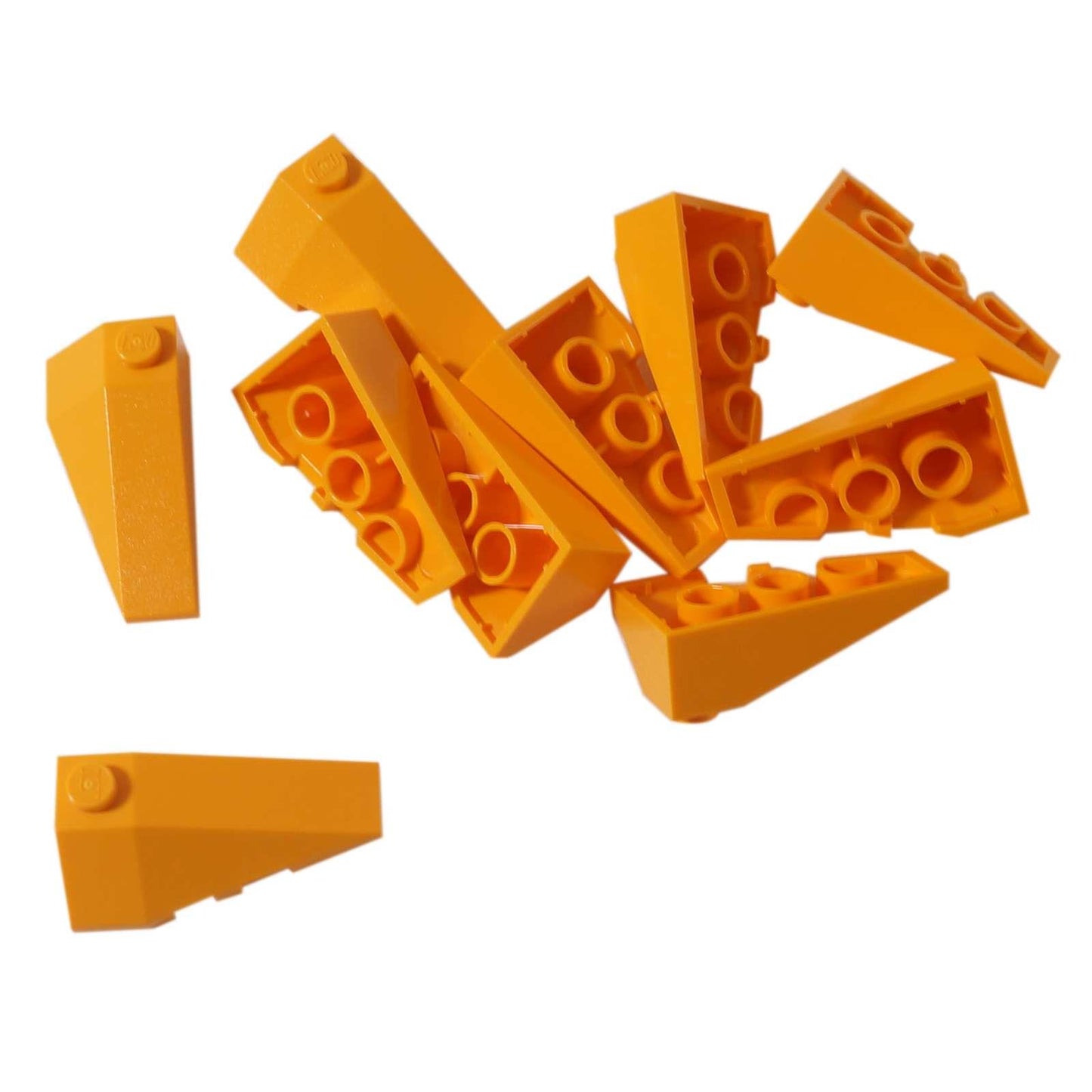 LEGO® pièce en coin 4x2 triple droite inclinée 43711 utilisée pour le détail angulaire sur les véhicules et les constructions, orange vif
