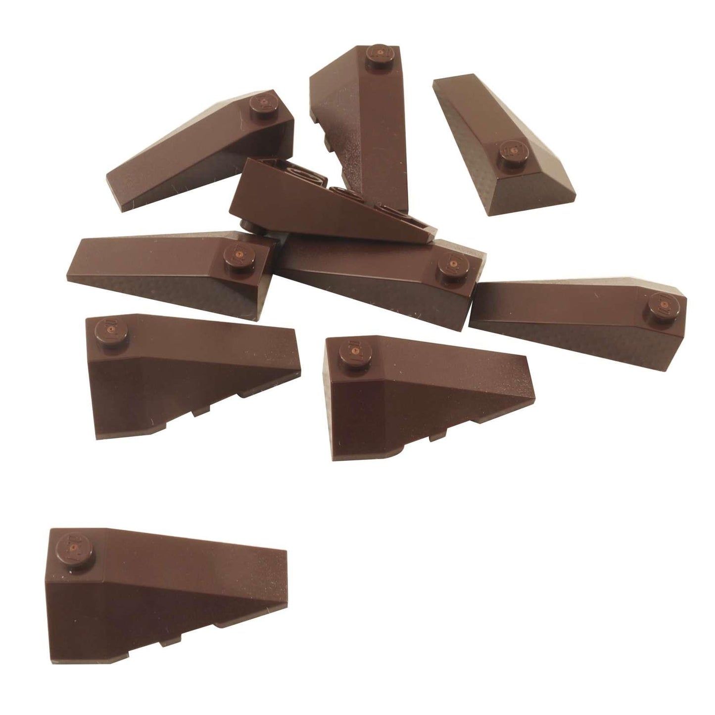 LEGO® pièce en coin 4x2 triple droite inclinée 43711 utilisée pour le détail angulaire sur les véhicules et les constructions, marron foncé
