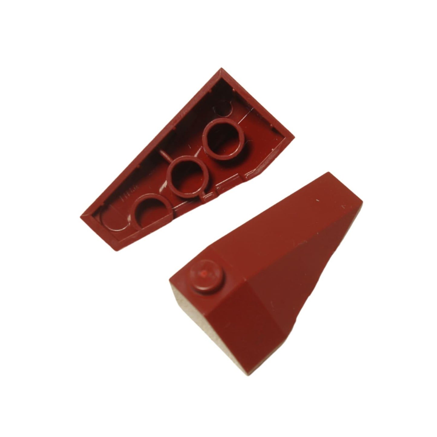 LEGO® pièce en coin 4x2 triple droite inclinée 43711 utilisée pour le détail angulaire sur les véhicules et les constructions, rouge foncé
