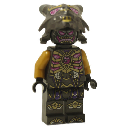 LEGO® Minifigure Crystal King / Overlord (njo0787) con elmo sollevato, che rivela una stampa dettagliata del viso viola e nero con occhi luminosi da NINJAGO®.