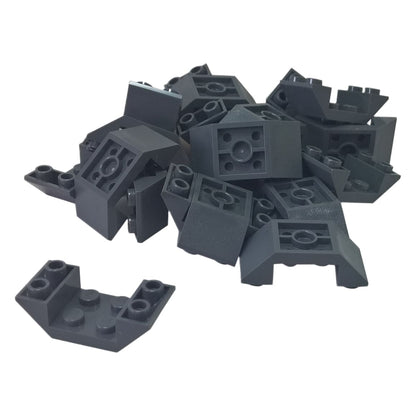 LEGO® Inverted Slope 45 4x2 Double v Tmavě Modrošedá, ideální pro spodky vozidel, střechy a pokročilé úhlové MOCy.
