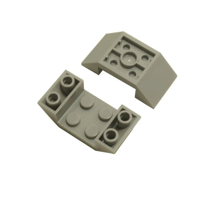 LEGO® Inverted Slope 45 4x2 Double v světle šedé, ideální pro spodky vozidel, střechy a pokročilé úhlové MOCy.
