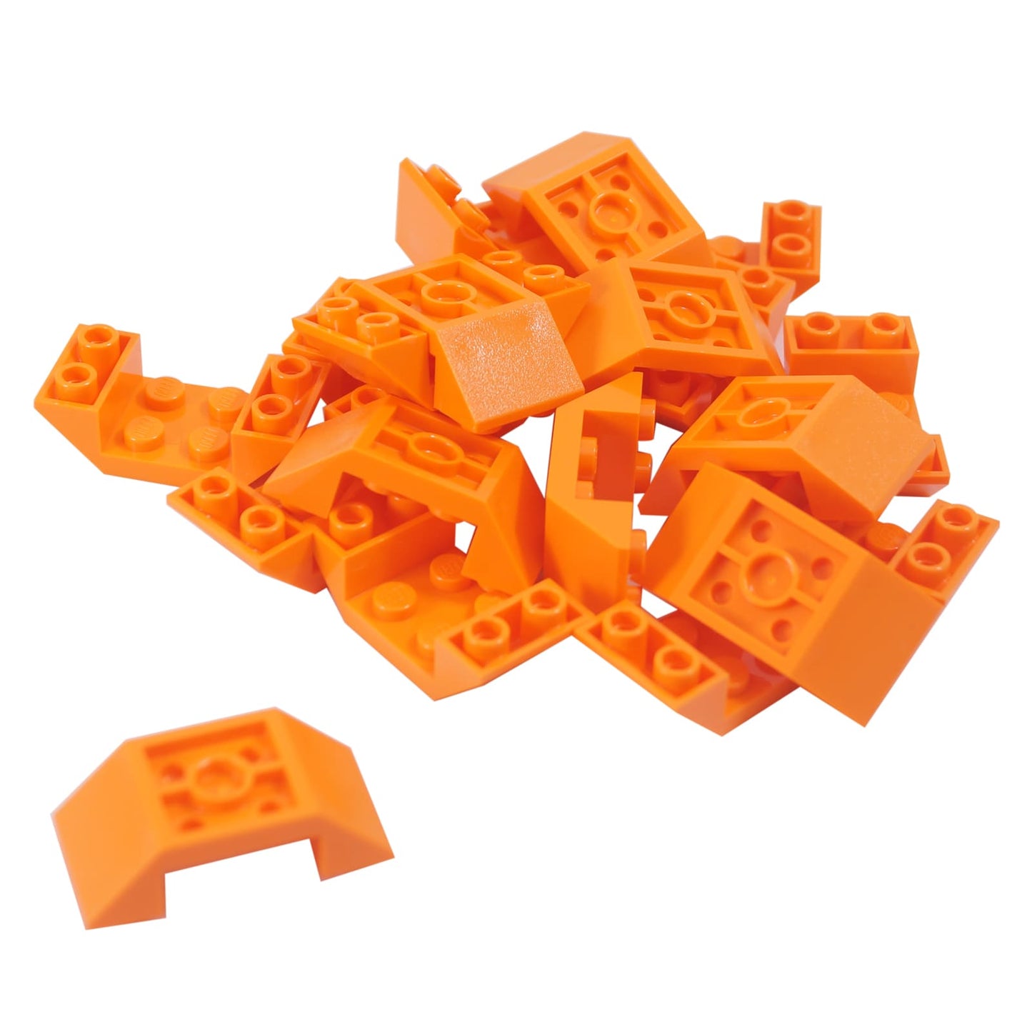 LEGO® Inverted Slope 45 4x2 Double v oranžové, ideální pro spodky vozidel, střechy a pokročilé úhlové MOCy.
