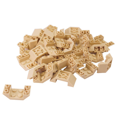 LEGO® Inverted Slope 45 4x2 Double v pískové, ideální pro spodky vozidel, střechy a pokročilé úhlové MOCy.
