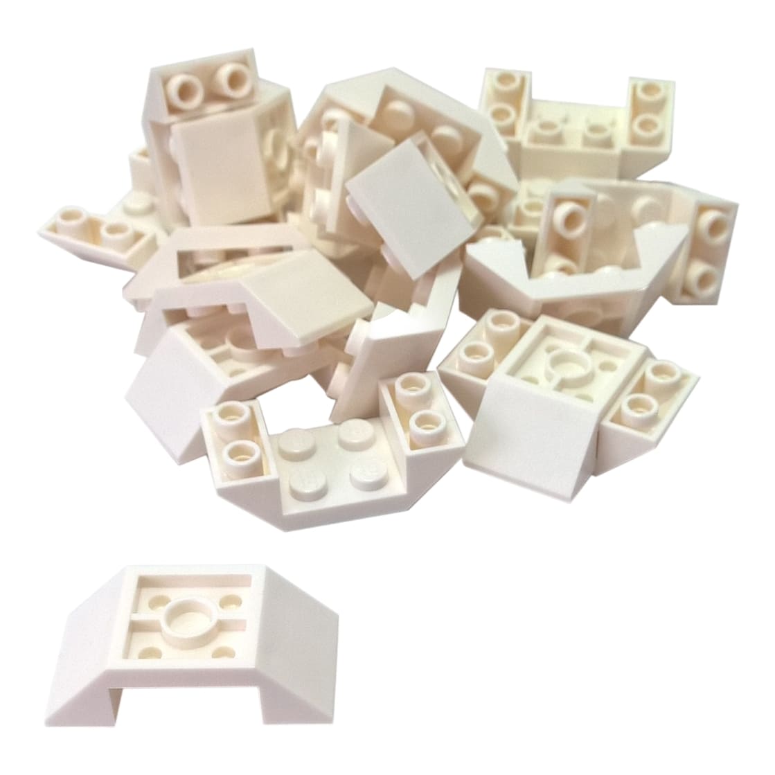 LEGO® Inverted Slope 45 4x2 Double v Bílá, ideální pro spodky vozidel, střechy a pokročilé úhlové MOCy.
