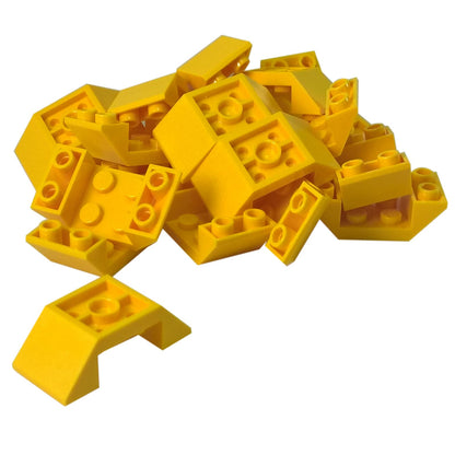 LEGO® Inverted Slope 45 4x2 Double v žluté, ideální pro spodky vozidel, střechy a pokročilé úhlové MOCy.
