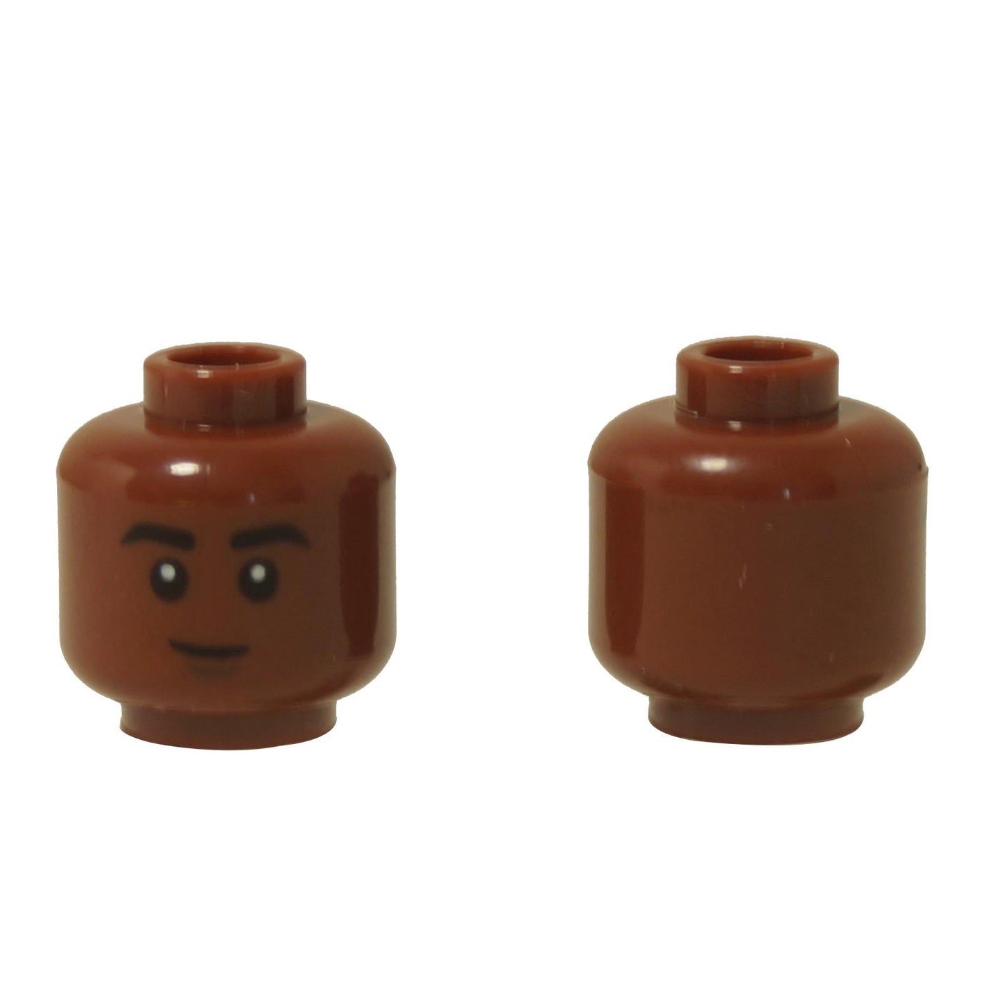 Cabeza de minifigura LEGO® 3626pb3658 en marrón rojizo con una sonrisa torcida y rasgos faciales simples, impresa en un lado.