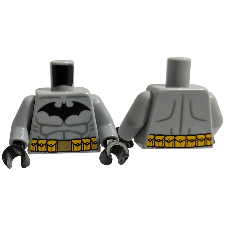 LEGO® Torso de Batman de DC Comics (973pb4182c01) en gris azulado, mostrando los músculos impresos, el logo del murciélago y el cinturón de utilidad amarillo en la parte delantera y trasera.
