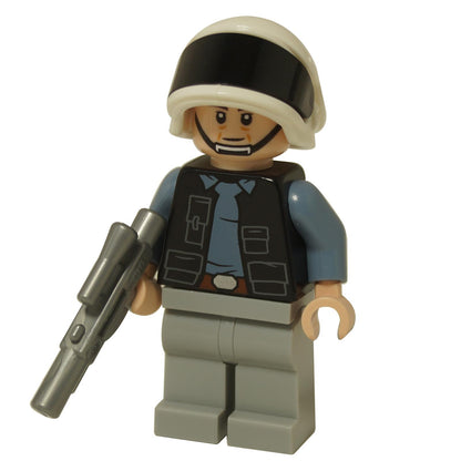 Vista frontal del minifigura del LEGO® Star Wars Rebel Fleet Trooper (sw1391) sosteniendo un bláster, usando un casco blanco con visor negro, camisa azul y chaleco negro.