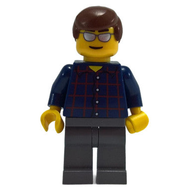 Chemise à carreaux et lunettes de soleil 