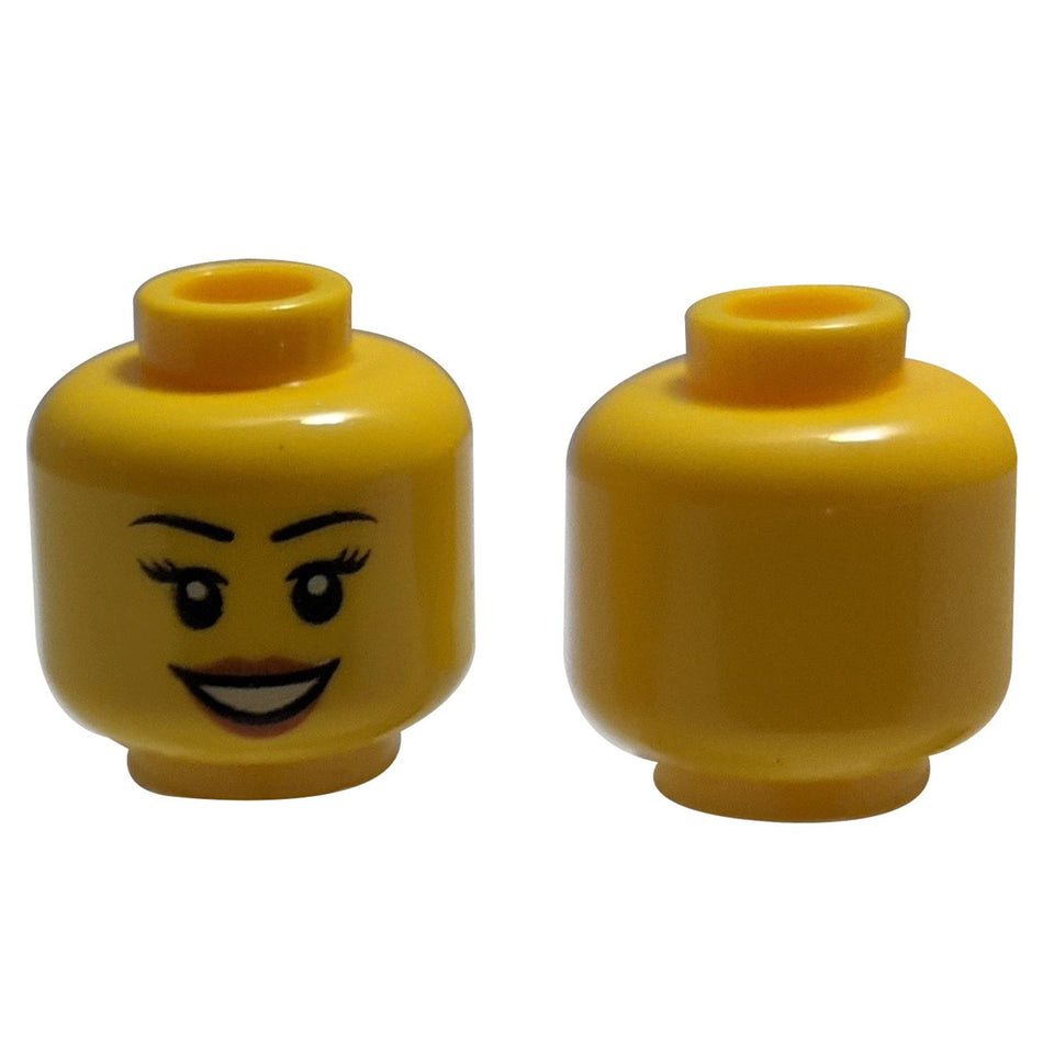 LEGO® głowa minifigurki kobiecej z czarnymi brwiami, brzoskwiniowymi ustami i otwartym uśmiechem.