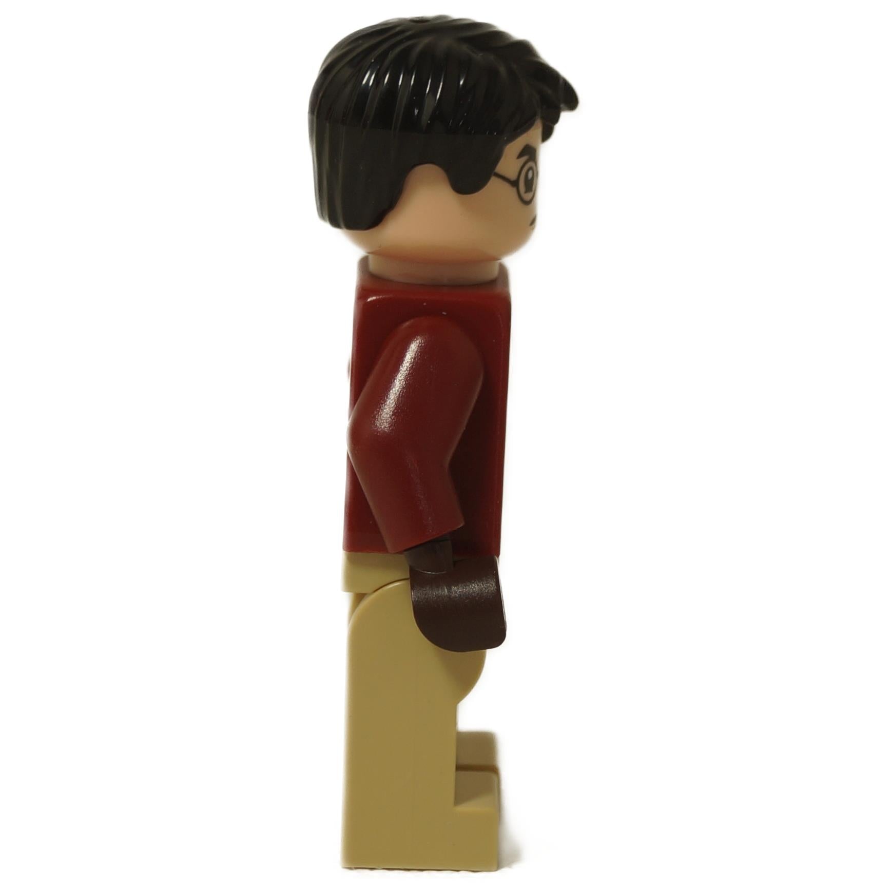  Minifigura de LEGO Harry Potter (hp518) en su uniforme de Quidditch de Gryffindor rojo oscuro con un emblema dorado, piernas beige, manos marrón oscuro y una expresión concentrada. Vista lateral.