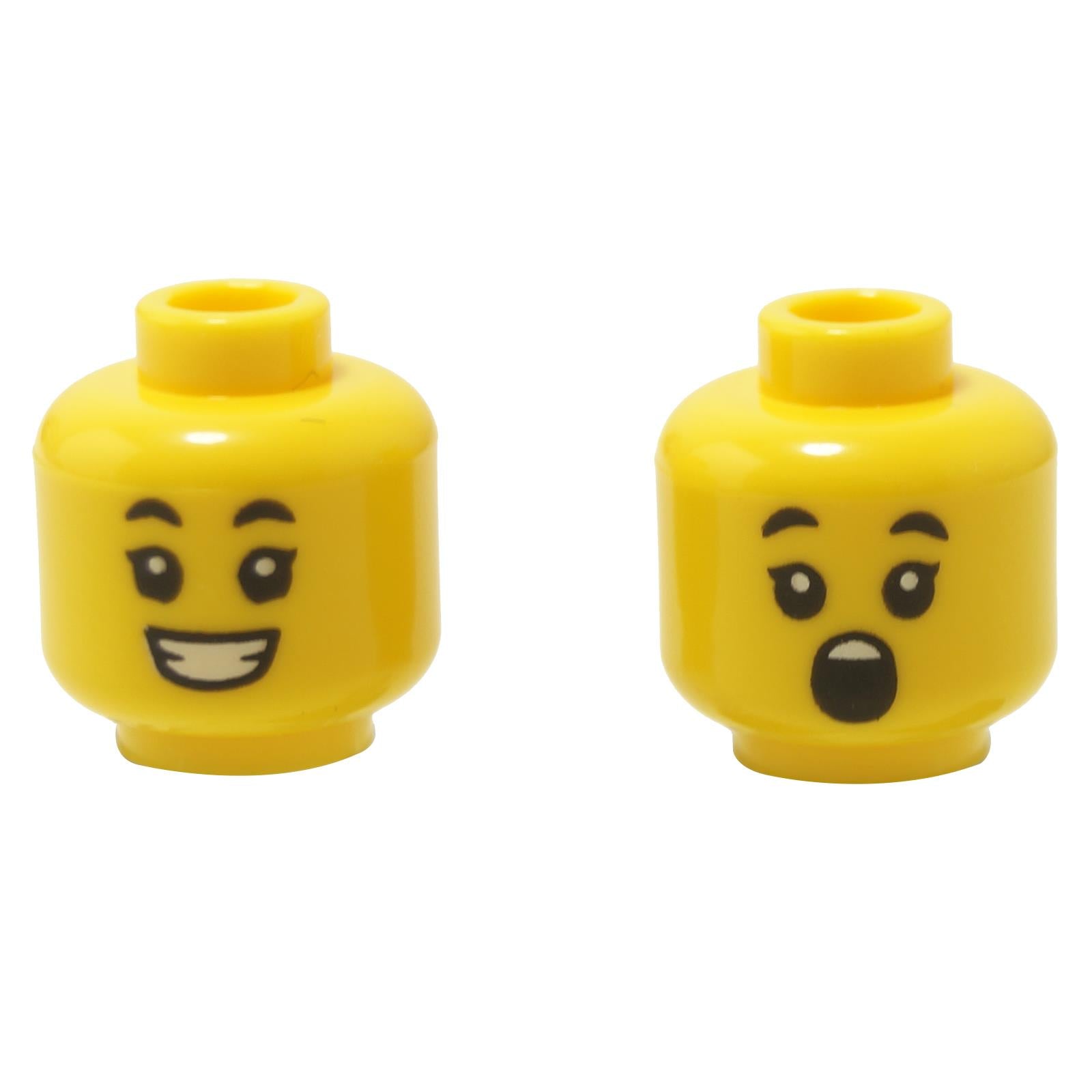 Vistas frontal y lateral alterna de la cabeza de minifigura dual de niño LEGO® (3626pb2649) en amarillo, mostrando dos expresiones: una amplia sonrisa alegre de un lado y una mirada sorprendida con la boca abierta del otro.