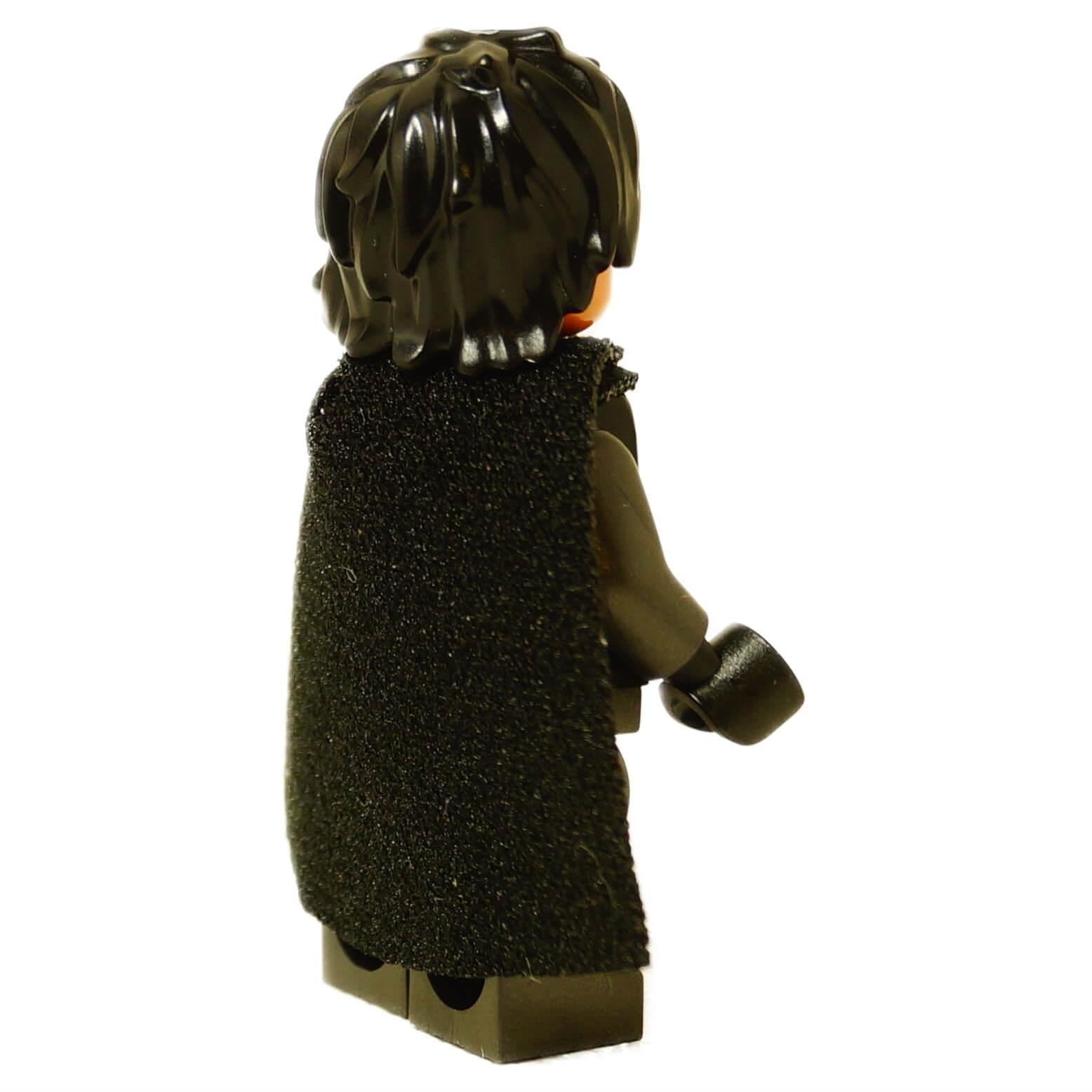 Angolo laterale e posteriore della LEGO® Minifigura di Star Wars Darth Dev™ (sw1366) che evidenzia i dettagli del mantello nero e dei capelli.