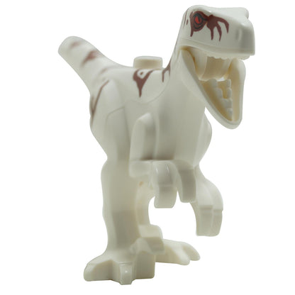 LEGO® Atrociraptor Dinosaur in White with Reddish-Brown Markings – Jurassic World Dominion. Features articulated limbs and snapping jaws, as seen in Atrociraptor Dinosaur: Bike Chase (76945).