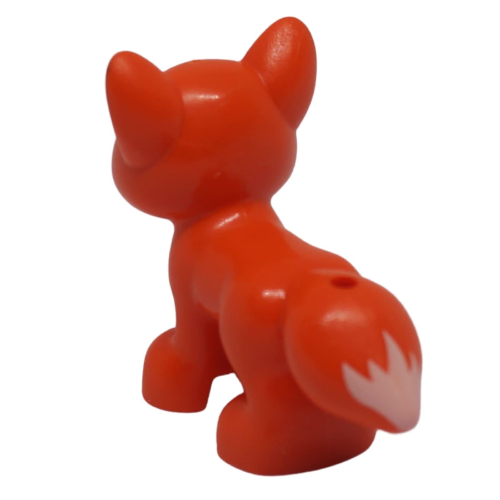 Figura de animal zorro naranja rojizo con ojos impresos y detalle de cola, vista de perfil trasero.
