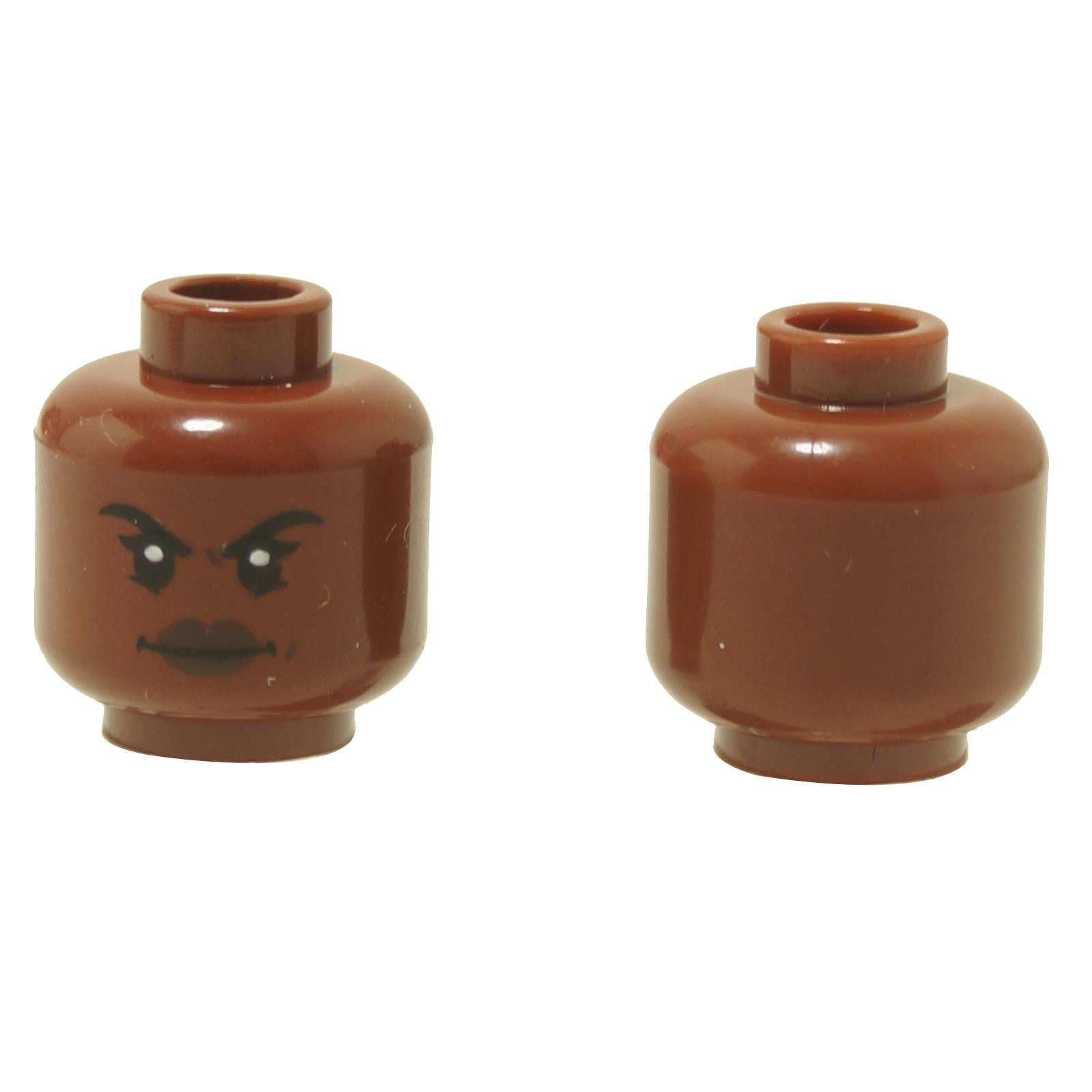 Vistas frontal y lateral alterna de la cabeza de minifigura femenina LEGO® (3626pb2112) en marrón rojizo, que presenta una expresión facial neutral pero segura con cejas arqueadas y lápiz labial oscuro.