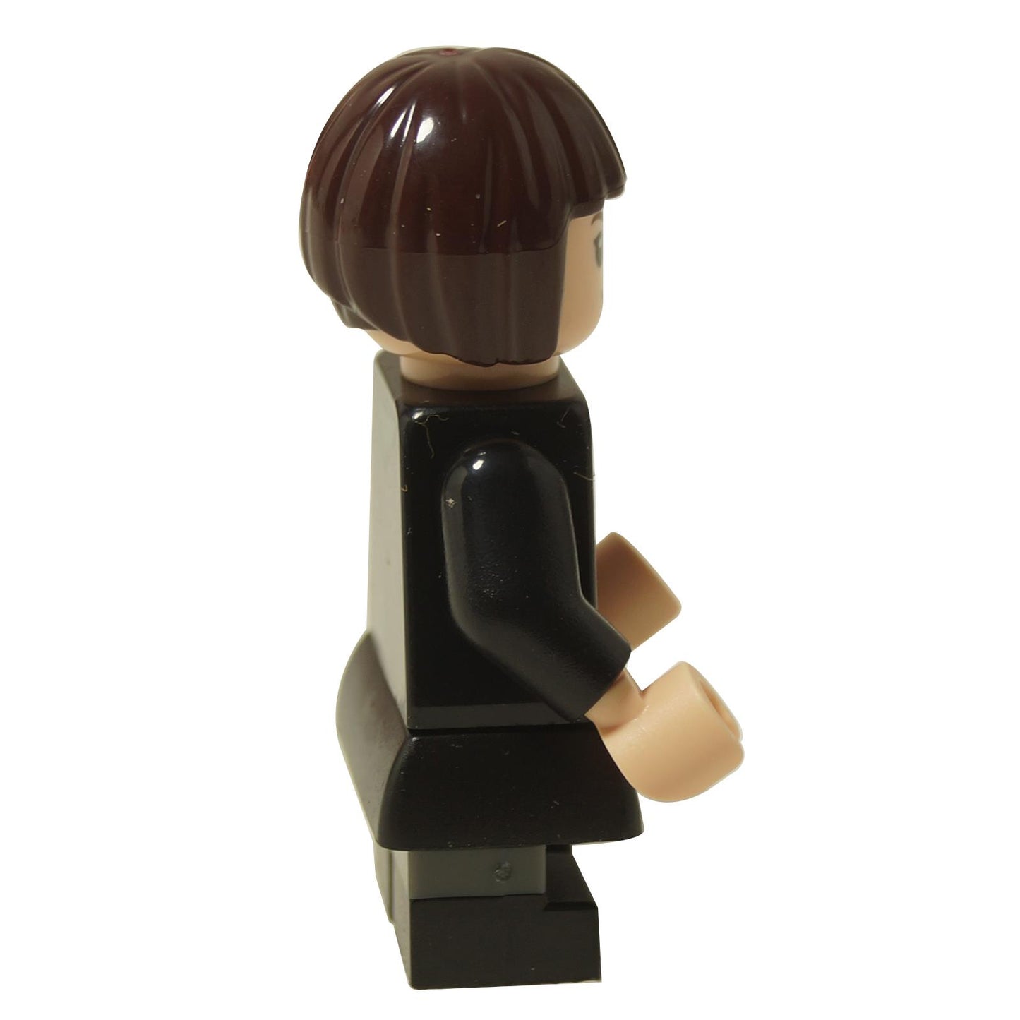 Vista lateral de la minifigura LEGO Pansy Parkinson mostrando su corte de pelo bob marrón y túnica negra de Hogwarts.