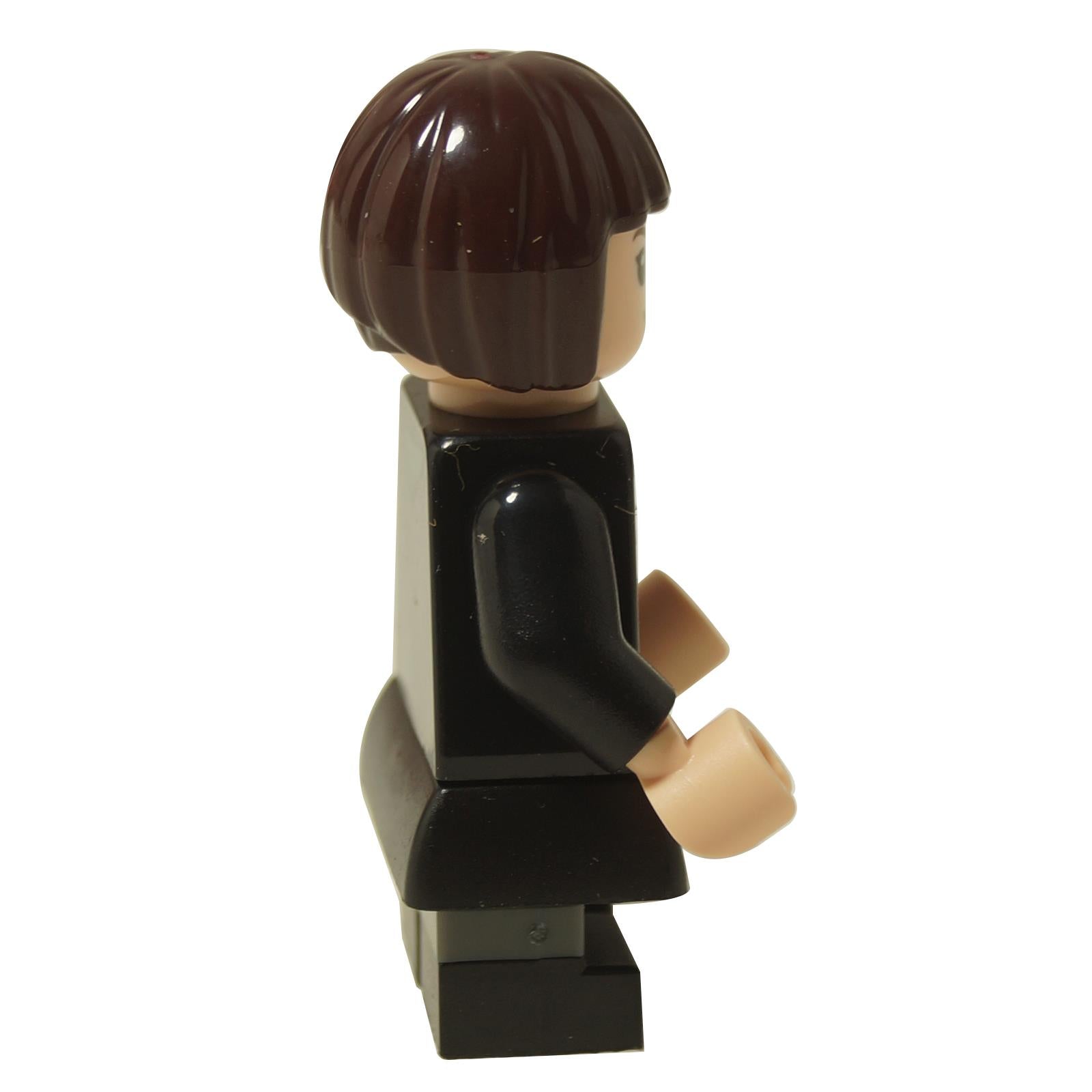 Vista lateral de la minifigura LEGO Pansy Parkinson mostrando su corte de pelo bob marrón y túnica negra de Hogwarts.