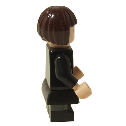 Vista lateral de la minifigura LEGO Pansy Parkinson mostrando su corte de pelo bob marrón y túnica negra de Hogwarts.
