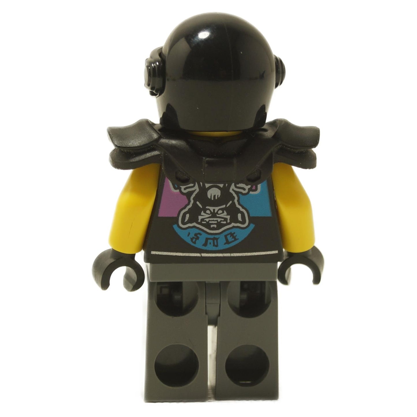 Luke Cunningham minifig, sötét öltözetben, nyomtatott törzsrészletekkel és fejvédővel, hátulról nézve.